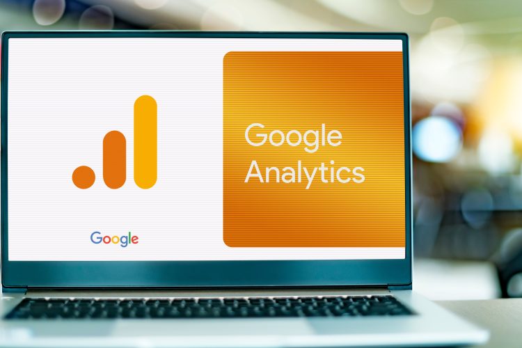 Analisi Google Analytics su schermo di laptop, strumenti di monitoraggio del traffico sito web, ottimizzazione SEO, assistenza WordPress, supporto sito web, analisi dati utenti, miglioramento performance web.