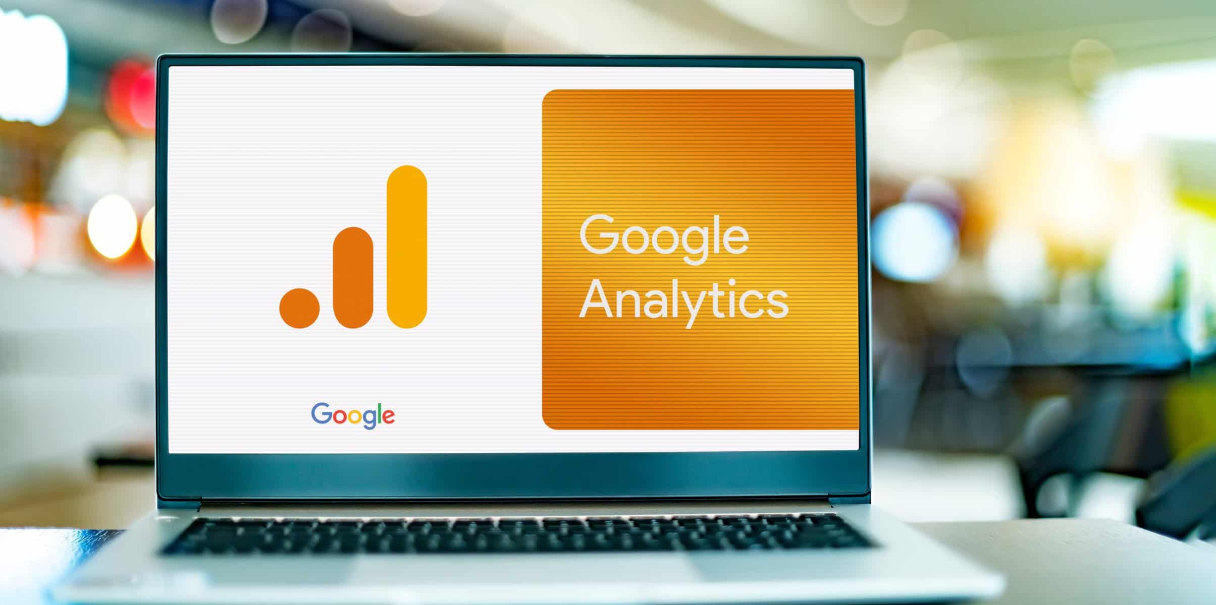 Analisi Google Analytics su schermo di laptop, strumenti di monitoraggio del traffico sito web, ottimizzazione SEO, assistenza WordPress, supporto sito web, analisi dati utenti, miglioramento performance web.